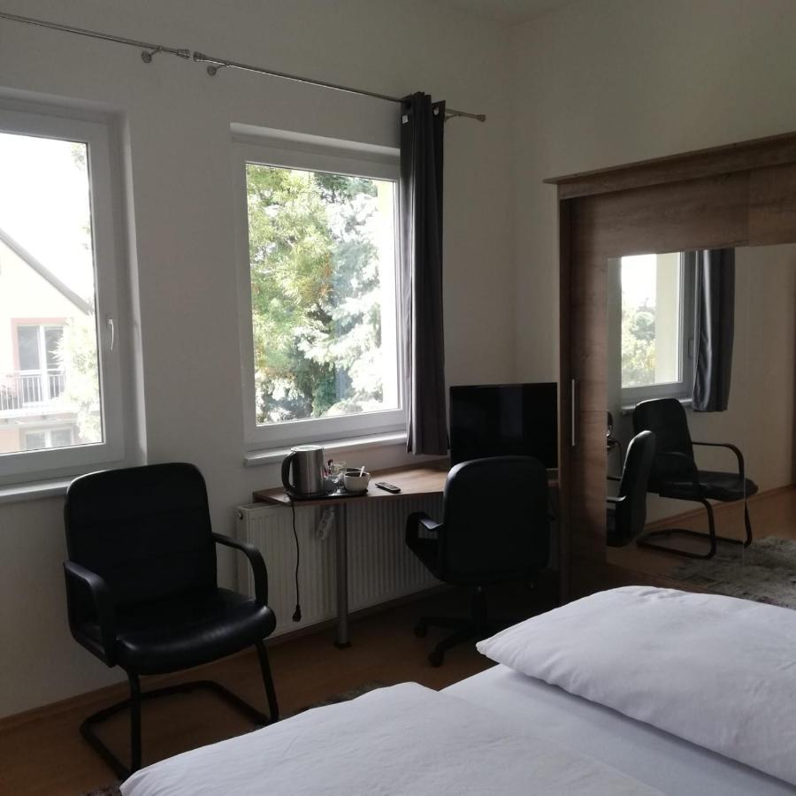 Hotel Rezident Consult S.R.O. Bratislava Esterno foto